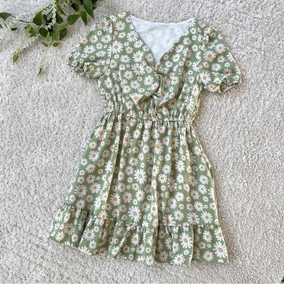 SHEIN Dresses & Skirts - 🚫SOLD🚫 [shein] green daisy twist front ruffle mini dress